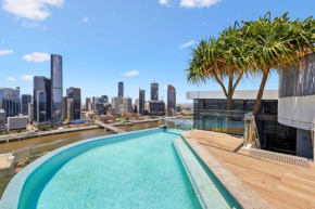Chic 2-Bed with Rooftop Pool Overlooking the City